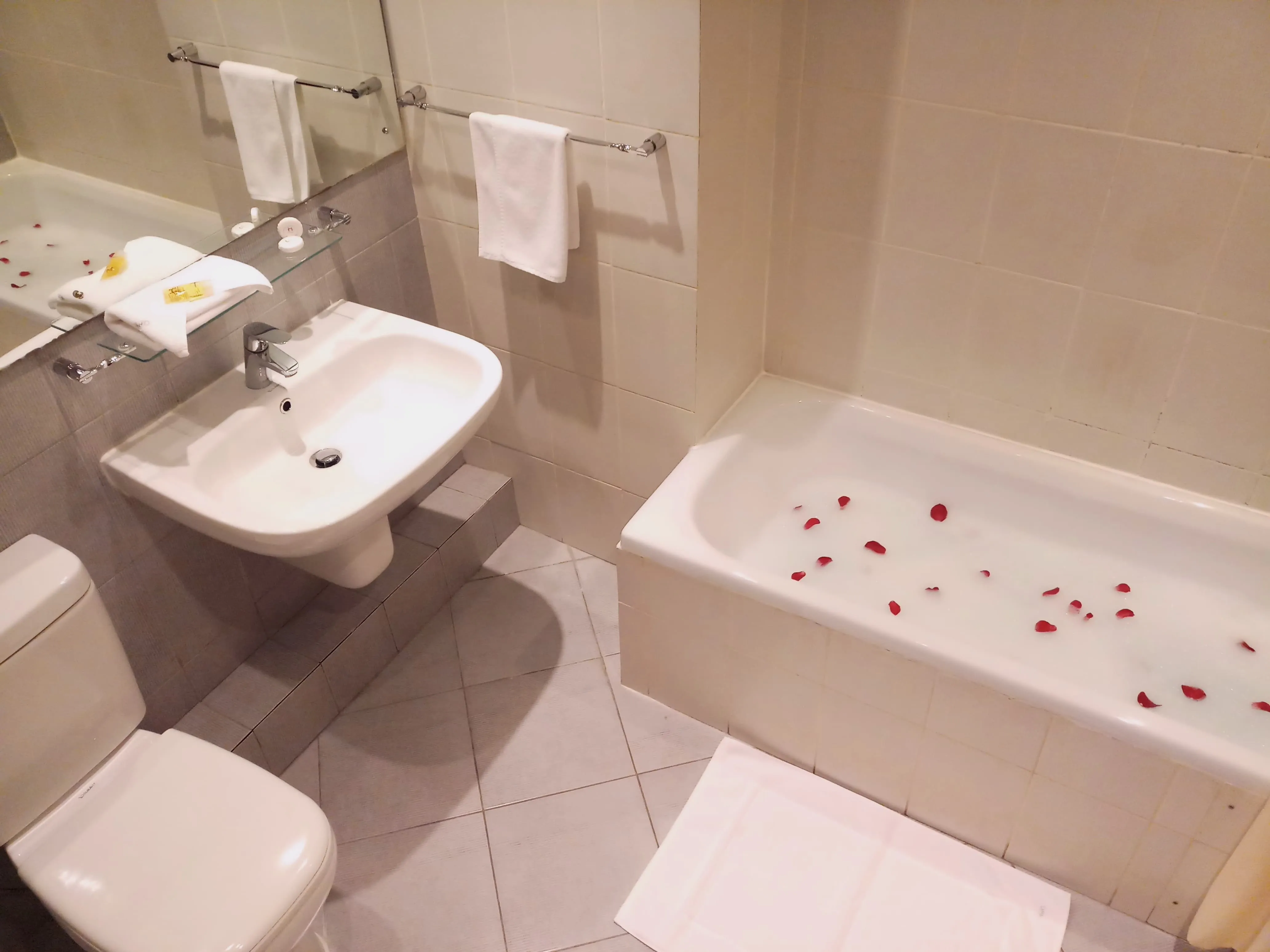 Deluxe Double Bathroom